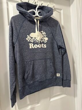 ROOTS Heathered Navy Hoodie with Cream Logo Sz Adult S Camping Comfy Classic GUC
